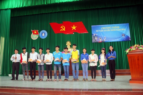 Đồng chí Đỗ Thị Thanh Trang - Phó Bí thư thường trực Tỉnh Đoàn tặng quà cho học sinh tham gia buổi tư vấn